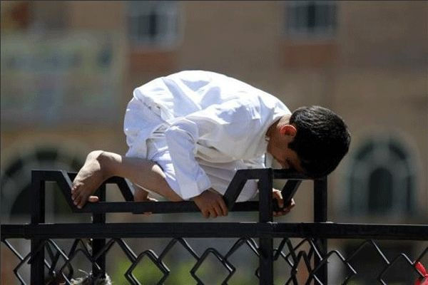 تصوير ديدني پسربچه‌ای در حال برگزاری نماز جمعه در صنعا