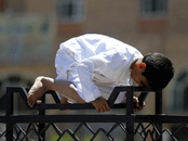 تصاویر دیدنی روز: تصویر کودک عرب در نماز جمعه را از دست ندهید