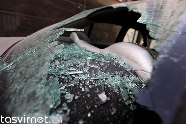 تصاویری که خبرگزاری مهر کمتر از 1 سال پیش، از تخریب خودروهای ساکنین کوچه شهید مقدم فر در حوالی مجلس شورای اسلامی، در پی حمله اراذل و اوباش منتشر کرده بود.