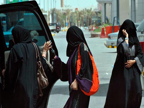 زنان از دیر باز حق رانندگی در عربستان را نداشته اند و تاکنون این معضل به قوت خود باقی مانده است. 