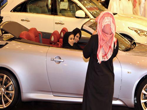 گاهی آنها با سوار شدن بر اتومبیل هایی که در یک نمایشگاه لوکس پارک شده اند و با گرفتن عکس یادگاری نیاز خود را اینگونه به مردان محافظه کار خود اعلام می کنند.