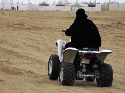 به هر حال این گروه از بیابانها و از پیست های اتومبیلرانی شخصی اعتراضات خود را آغاز کردند.