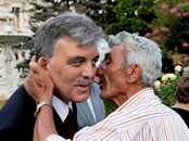 عبدالله گل: خانواده شهدا و معلولان جنگ باید بیشتر پاس داشته شوند