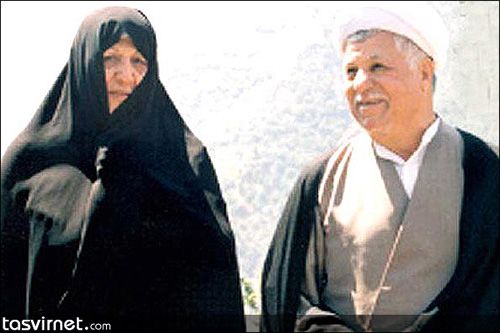 هاشمی رفسنجانی و عفت مرعشی؛ خانم مرعشی از معدود زنانی است که کمترین دخالت در سیاست را داشته اما در چند سال گذشته حوادث و تحولات اجتماعی پای او را نیز به سیاست کشانده است.