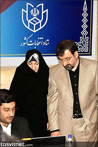 محسن رضایی در کنار همسرش. از زمانی که همراه داشتن همسران برای مردان قدرت در ایران مرسوم شد این ژنرال سابق نیز برای نشان دادن قدرت سیاسی خود با همسرش در هنگام رای دادن در پای صندوق ها حاضر شده است.