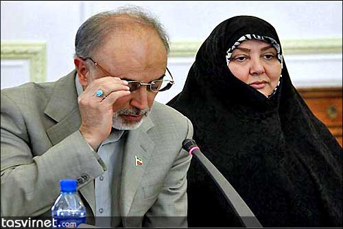 صالحی نیز همچون سلف خود متکی برای نخستین بار همسر خود را در هنگام استقبال از گروگانهای آزاد شده ایرانی در لیبی به همراه داشت تا فتح بابی برای ادامه حضور وی در عرصه سیاسی ایران باشد.