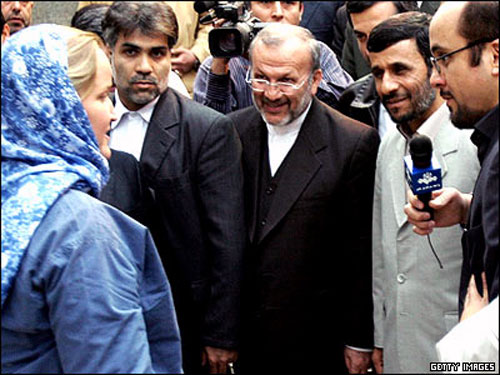 دستگیری تفنگداران انگلیسی به خاطر حضور یک سرباز زن در بین شان با تبلیغات رسانه ای بسیاری همراه بود. Faye Turney کاپیتان این گروه تفنگدار سلطنتی که در ایران از رفتار خوب نیروهای ایرانی گفت و پس از آزادی همه آنچه گفته بود را تکذیب کرد.البته این تنها زنی نبود که دستگیری او سوژه تبلیغاتی رسانه های غربی شد.