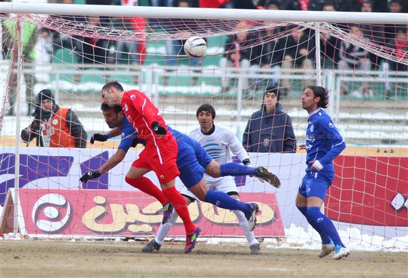 دیدار تیم های فوتبال استقلال و تراکتورسازی تبریز