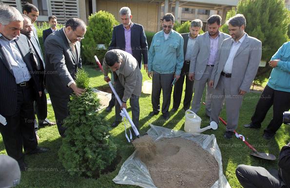 احمدی نژاد در مراسم افتتاح فاز اول واحد تولید آهن