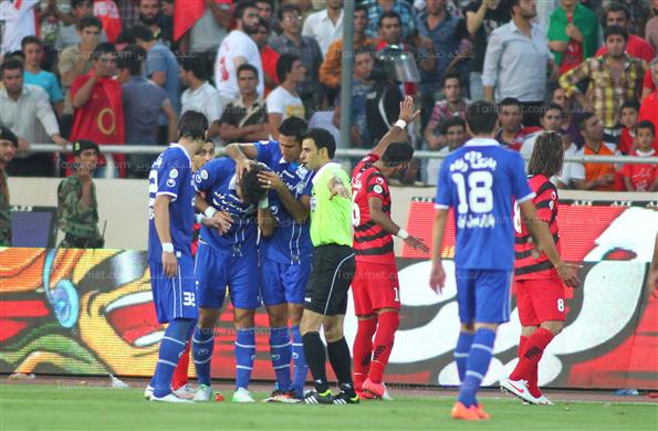 دیدار تیم های فوتبال استقلال و پرسپولیس