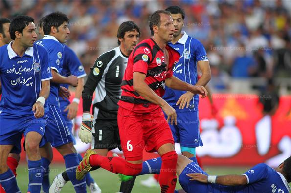 دیدار تیم های فوتبال استقلال و پرسپولیس