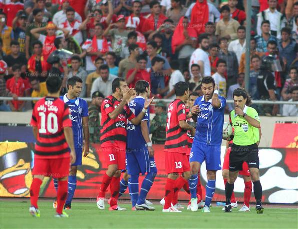 دیدار تیم های فوتبال استقلال و پرسپولیس