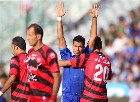 دیدار تیم های فوتبال استقلال و پرسپولیس