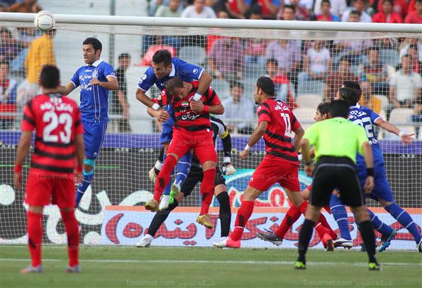 دیدار تیم های فوتبال استقلال و پرسپولیس