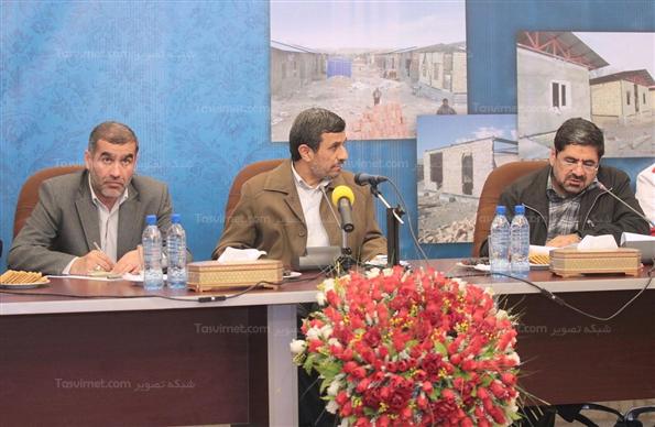 بازدید محمود احمدی نژاد از روند ساخت و ساز مسکن زلزله زدگان