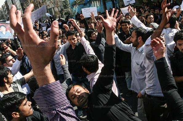 تجمع اعتراض‌آمیز در مقابل سفارت پاکستان