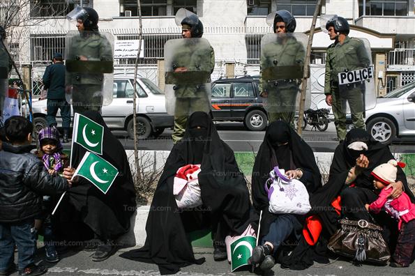 تجمع اعتراض‌آمیز در مقابل سفارت پاکستان