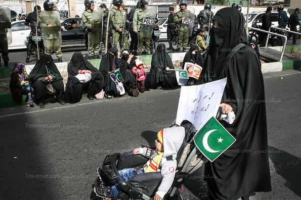 تجمع اعتراض‌آمیز در مقابل سفارت پاکستان