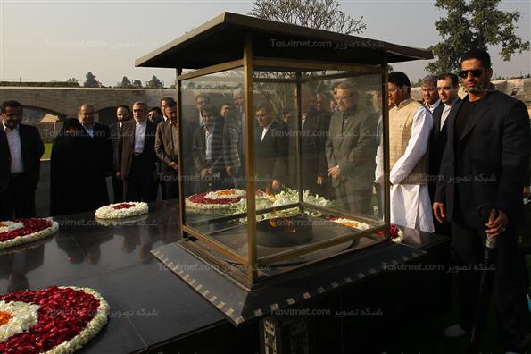 ادای احترام رئیس مجلس به مقام گاندی