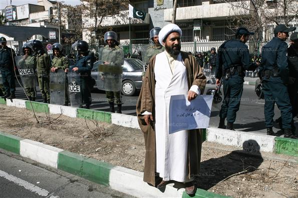 تجمع اعتراض‌آمیز در مقابل سفارت پاکستان