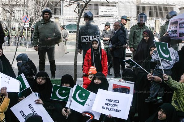 تجمع اعتراض‌آمیز در مقابل سفارت پاکستان