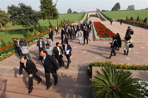 ادای احترام رئیس مجلس به مقام گاندی