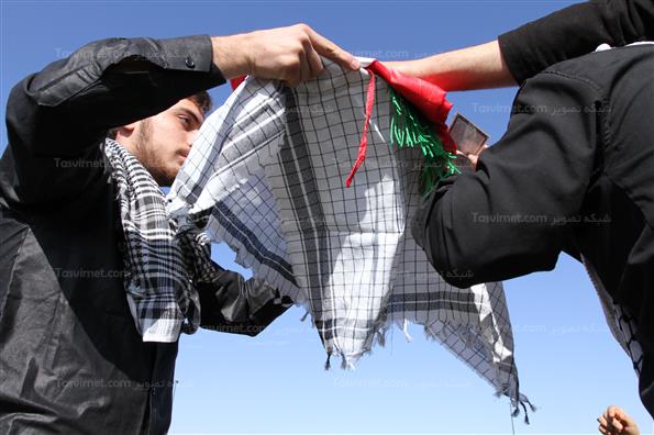 نصب پرچم متبرک به ضریح امام حسین(ع)