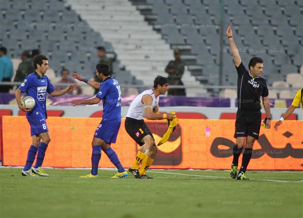 دیدار تیم‌های فوتبال استقلال تهران و سپاهان اصفهان