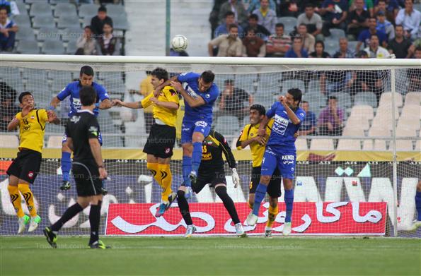 دیدار تیم‌های فوتبال استقلال تهران و سپاهان اصفهان