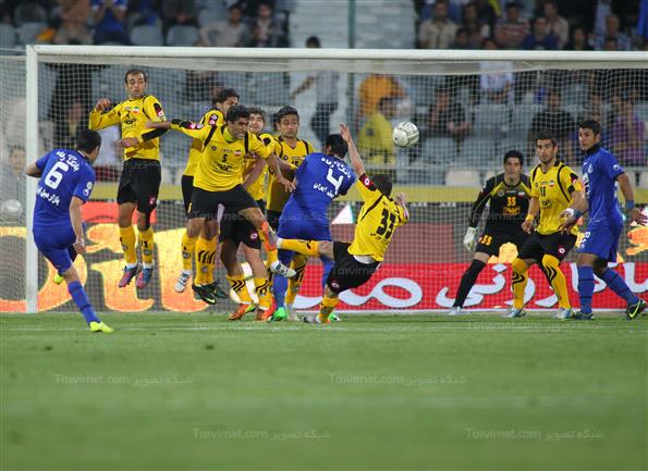 دیدار تیم‌های فوتبال استقلال تهران و سپاهان اصفهان