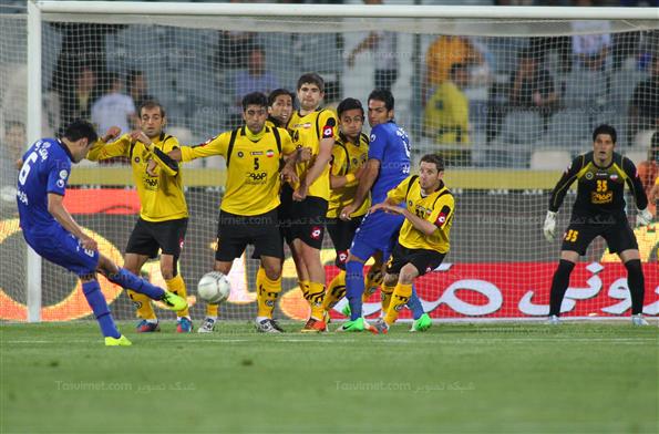 دیدار تیم‌های فوتبال استقلال تهران و سپاهان اصفهان