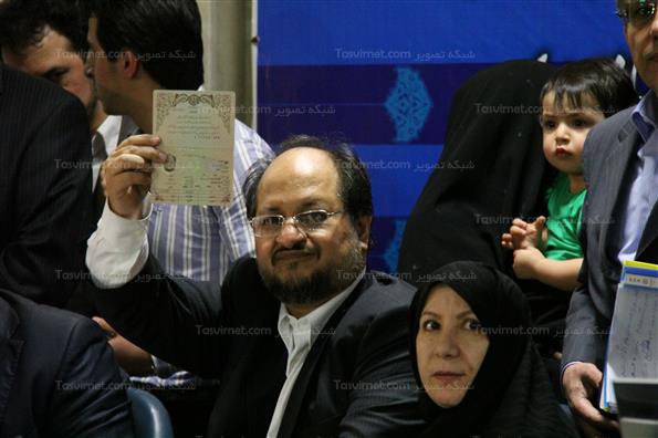 شریعتمداری ثبت نام کرد