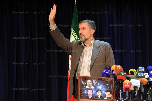 علی احمدی ثبت نام کرد