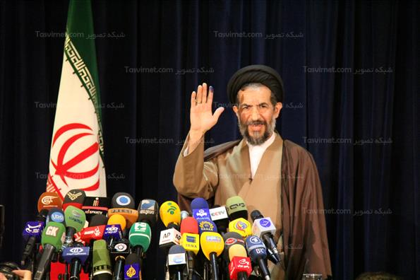ابوترابی فرد ثبت نام کرد