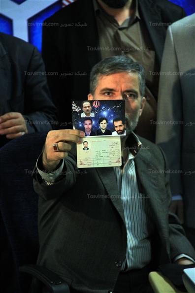 علی احمدی ثبت نام کرد