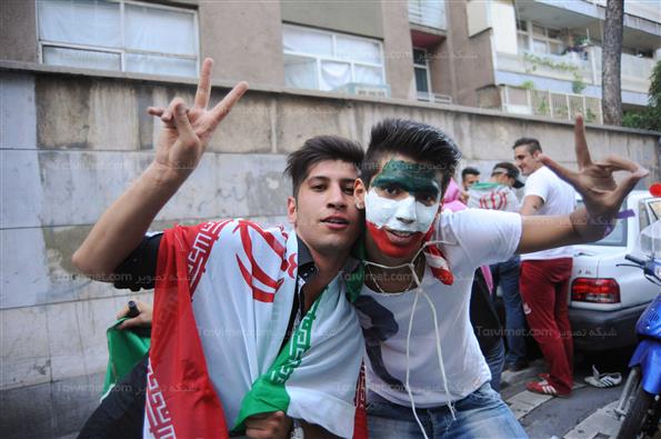 شادی مردم پس از صعود تیم ملی ایران به جام جهانی