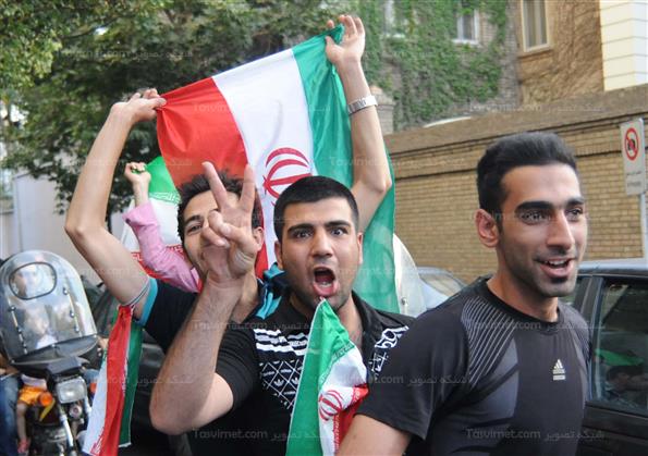 شادی مردم پس از صعود تیم ملی ایران به جام جهانی