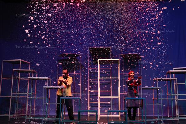 اجرای نمایش یک به علاوه یک مساوی است با چهار