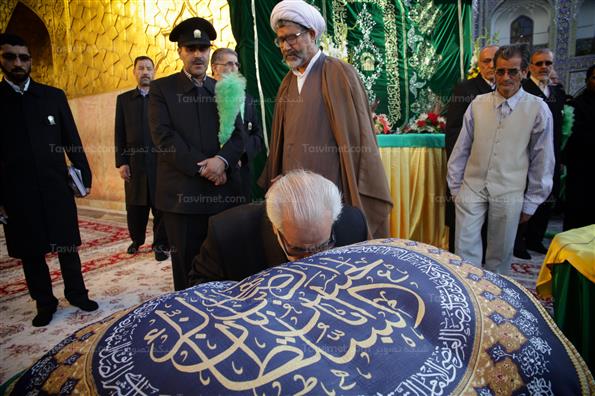 مراسم تعویض پرچم گنبدمطهر امام رضا (ع)