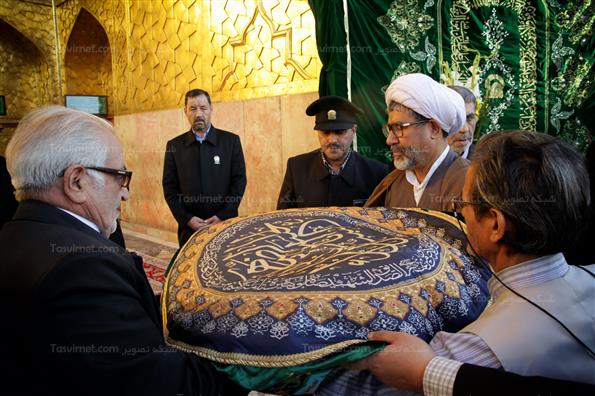 مراسم تعویض پرچم گنبدمطهر امام رضا (ع)