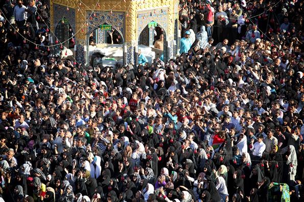مراسم تعویض پرچم گنبدمطهر امام رضا (ع)