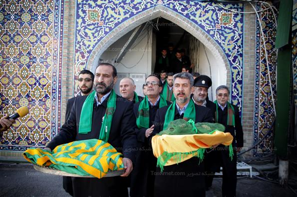 مراسم تعویض پرچم گنبدمطهر امام رضا (ع)