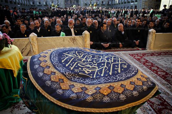 مراسم تعویض پرچم گنبدمطهر امام رضا (ع)