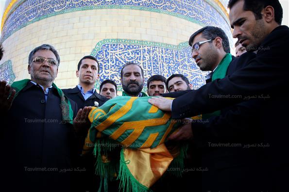مراسم تعویض پرچم گنبدمطهر امام رضا (ع)