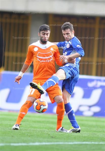دیدار تیم‌های فوتبال سایپا و داماش