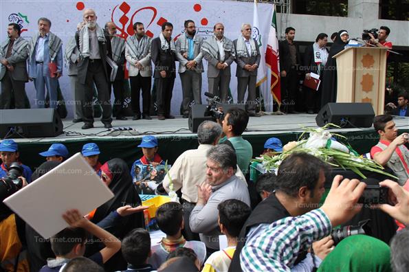 تجمع مقابل شورای شهر تهران برای حمایت ازکودکان غزه