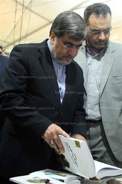 بازدید وزیرفرهنگ و ارشاد از نمایشگاه دفاع مقدس