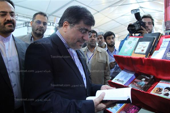 بازدید وزیرفرهنگ و ارشاد از نمایشگاه دفاع مقدس