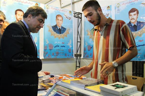بازدید وزیرفرهنگ و ارشاد از نمایشگاه دفاع مقدس