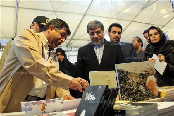 بازدید وزیرفرهنگ و ارشاد از نمایشگاه دفاع مقدس